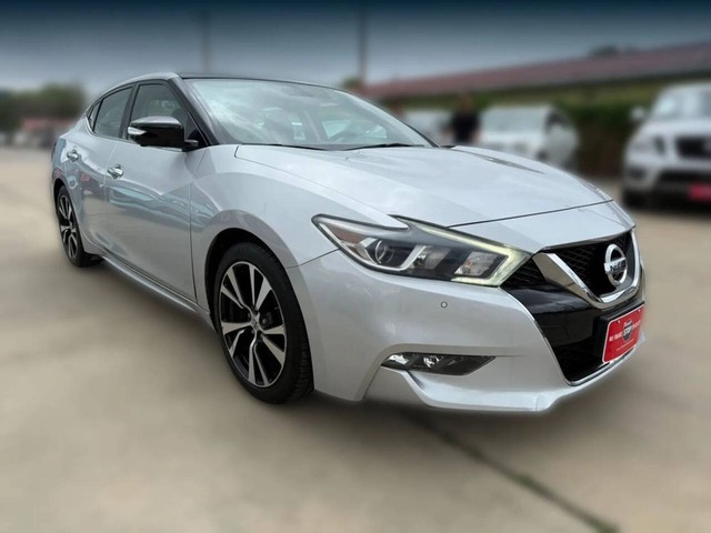 Nissan Maxima Vehicle Full-screen Gallery Image 03