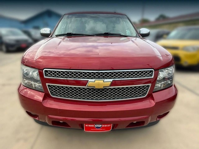 Chevrolet Suburban Vehicle Full-screen Gallery Image 02