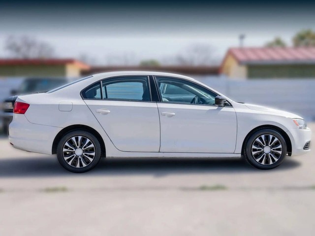 Volkswagen Jetta Sedan Vehicle Full-screen Gallery Image 02
