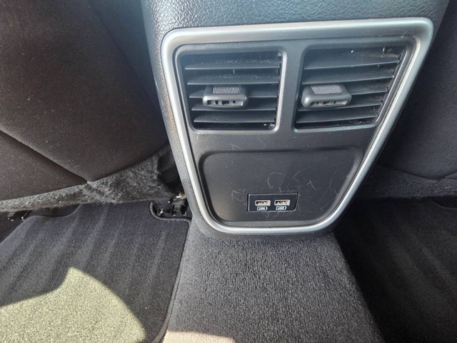 Chrysler 300 Vehicle Full-screen Gallery Image 03