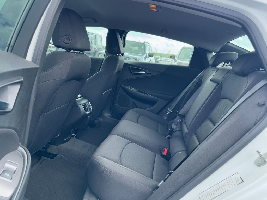 Chevrolet Malibu Vehicle Full-screen Gallery Image 09