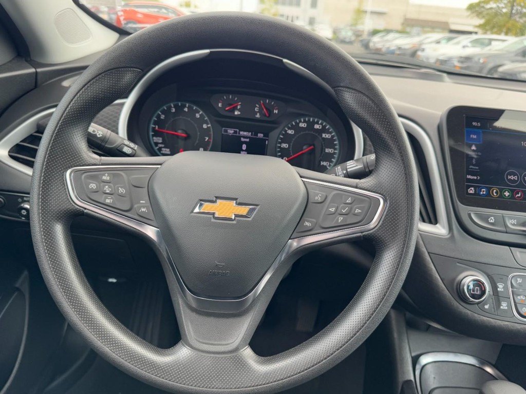 Chevrolet Malibu Vehicle Full-screen Gallery Image 11