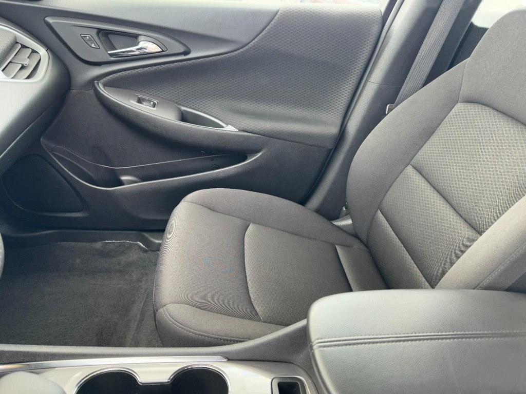 Chevrolet Malibu Vehicle Full-screen Gallery Image 12