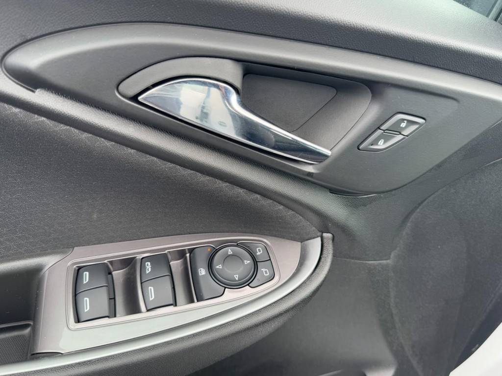 Chevrolet Malibu Vehicle Full-screen Gallery Image 14