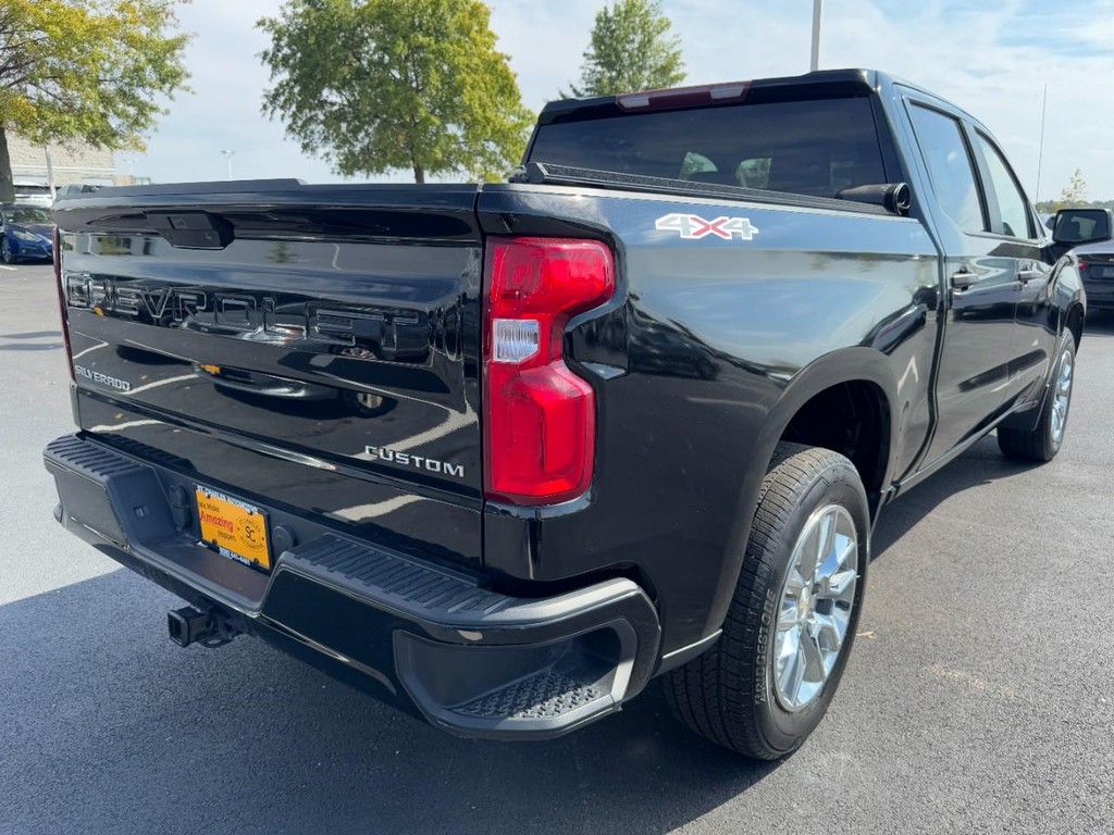 Chevrolet Silverado 1500 Vehicle Full-screen Gallery Image 03