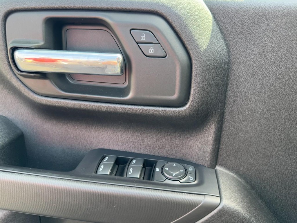 Chevrolet Silverado 1500 Vehicle Full-screen Gallery Image 15