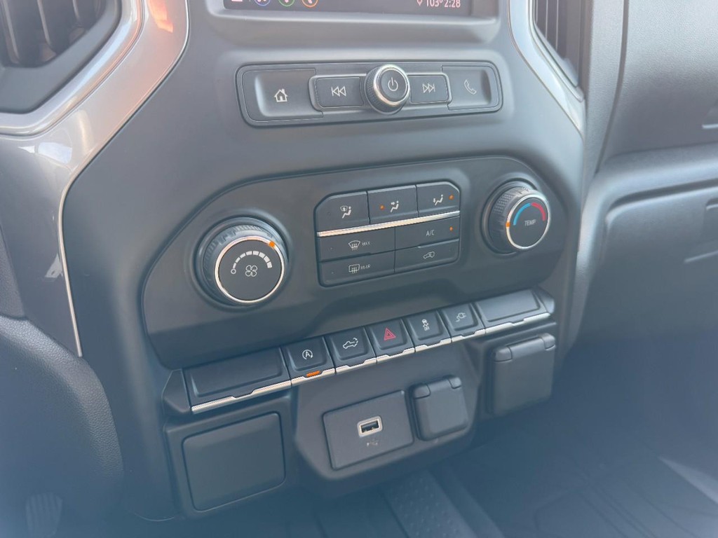 Chevrolet Silverado 1500 Vehicle Full-screen Gallery Image 18