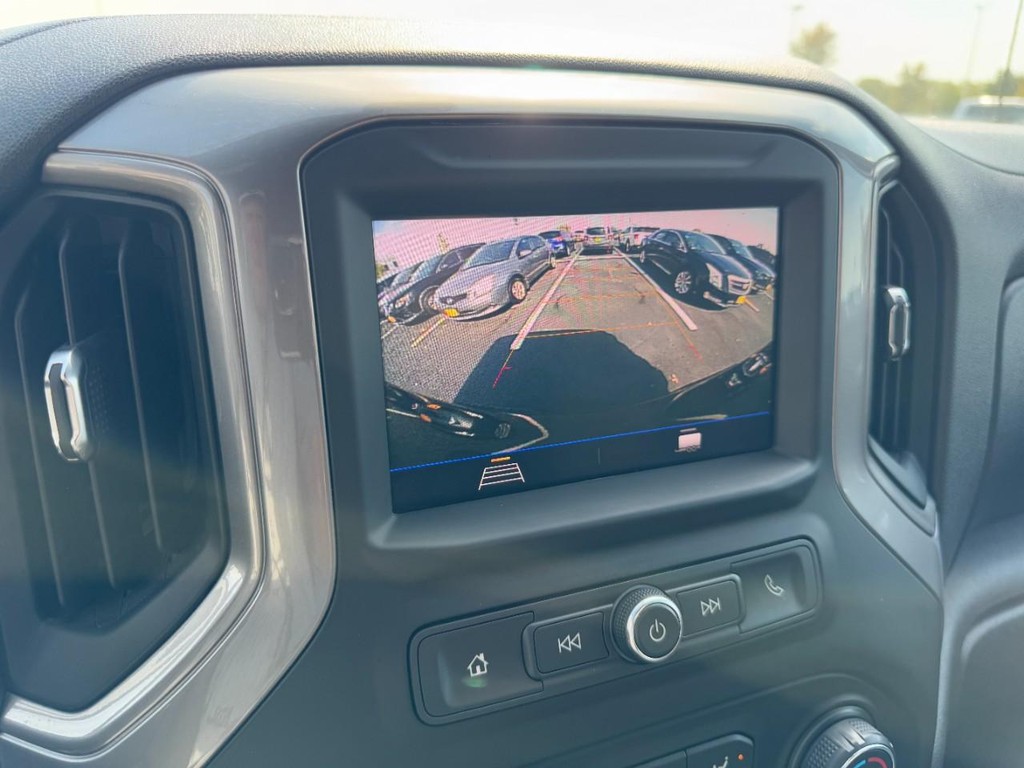 Chevrolet Silverado 1500 Vehicle Full-screen Gallery Image 20