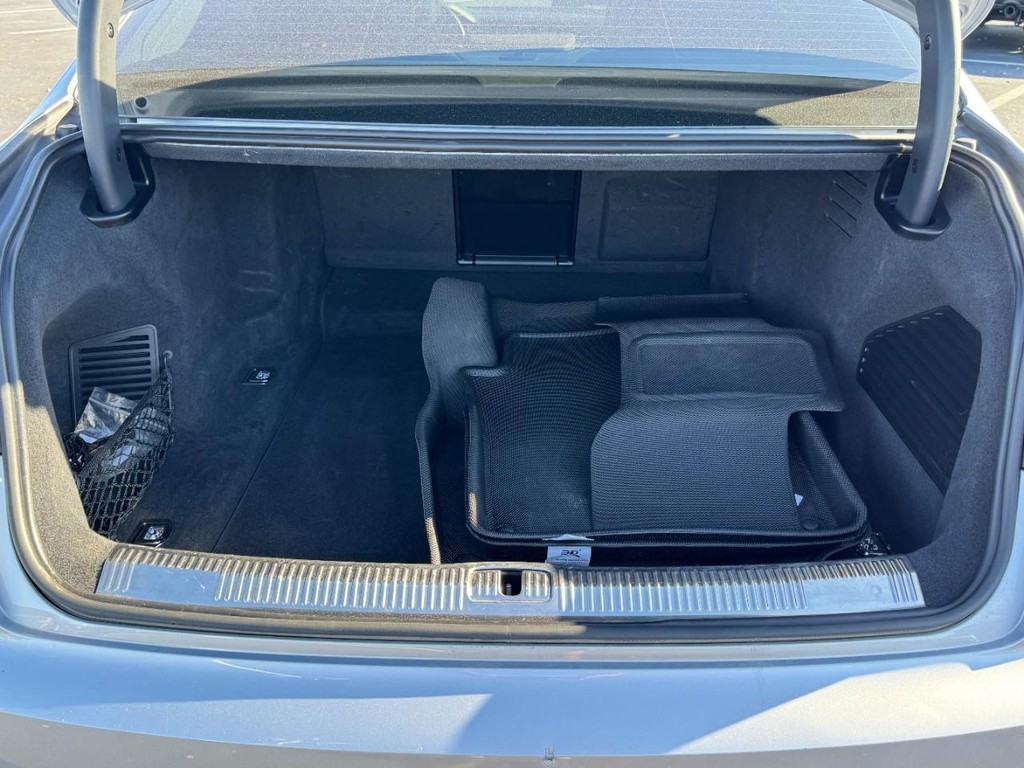 Audi A8 L Vehicle Full-screen Gallery Image 06