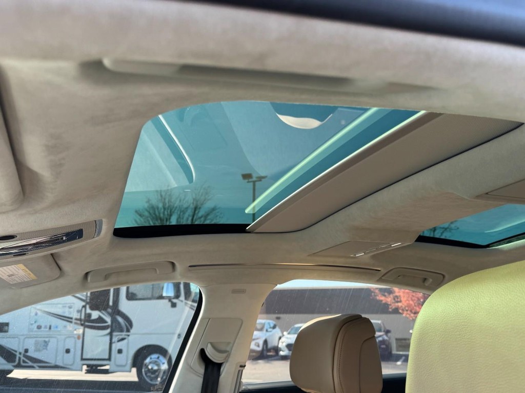 Audi A8 L Vehicle Full-screen Gallery Image 10