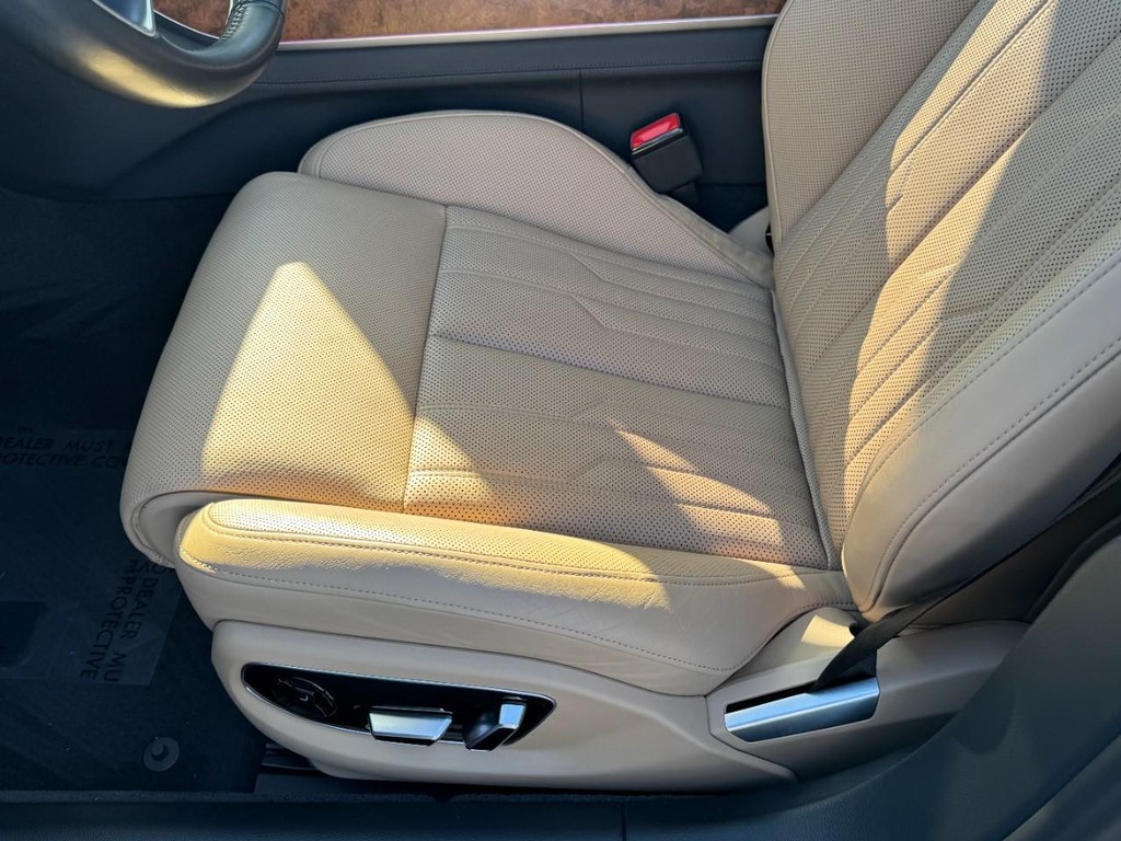 Audi A8 L Vehicle Full-screen Gallery Image 11