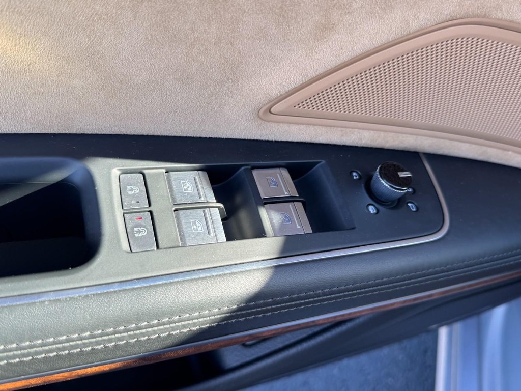 Audi A8 L Vehicle Full-screen Gallery Image 12