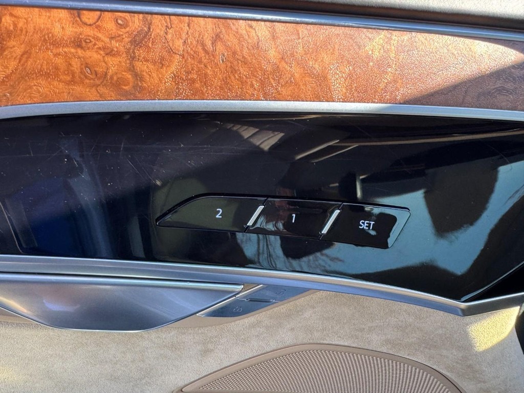 Audi A8 L Vehicle Full-screen Gallery Image 13