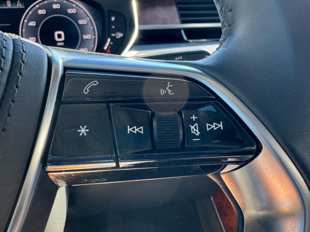 Audi A8 L Vehicle Full-screen Gallery Image 15