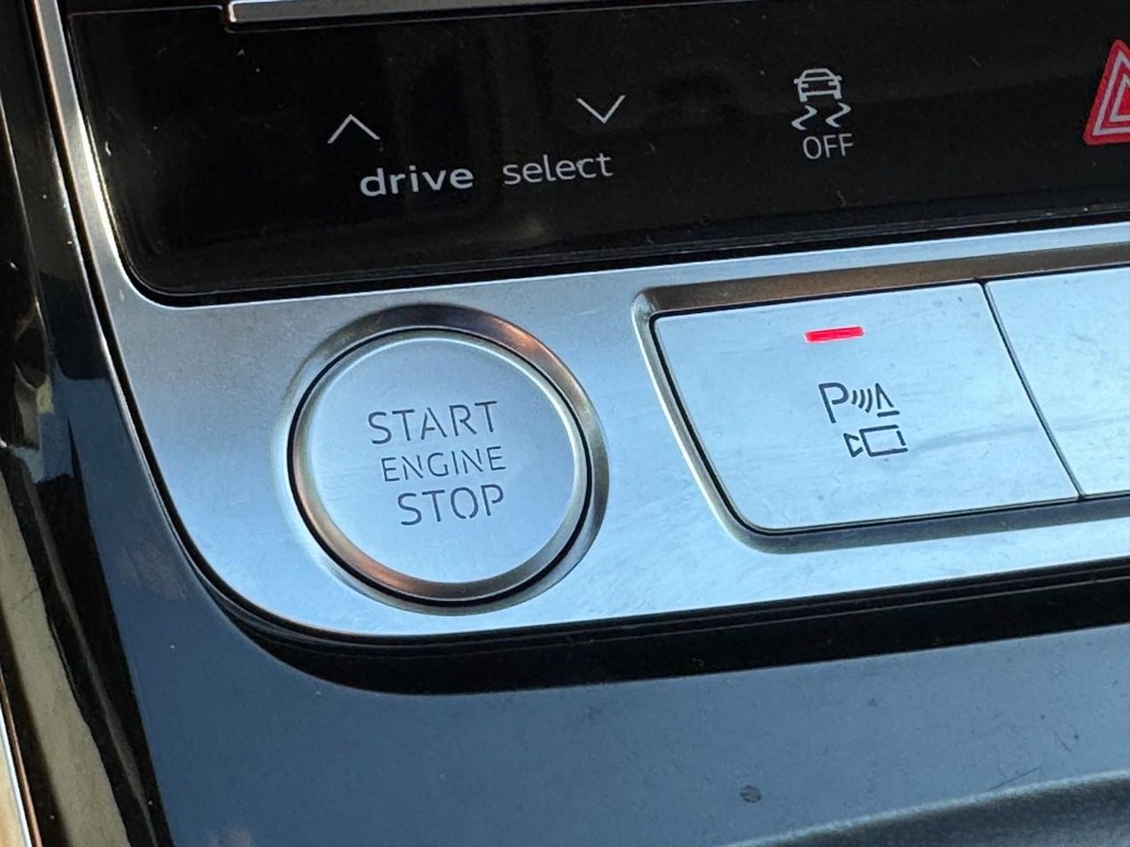 Audi A8 L Vehicle Full-screen Gallery Image 20