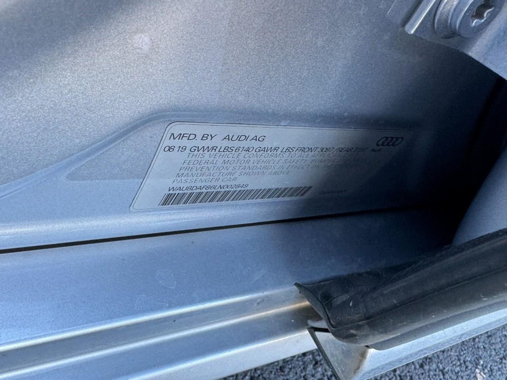 Audi A8 L Vehicle Full-screen Gallery Image 22