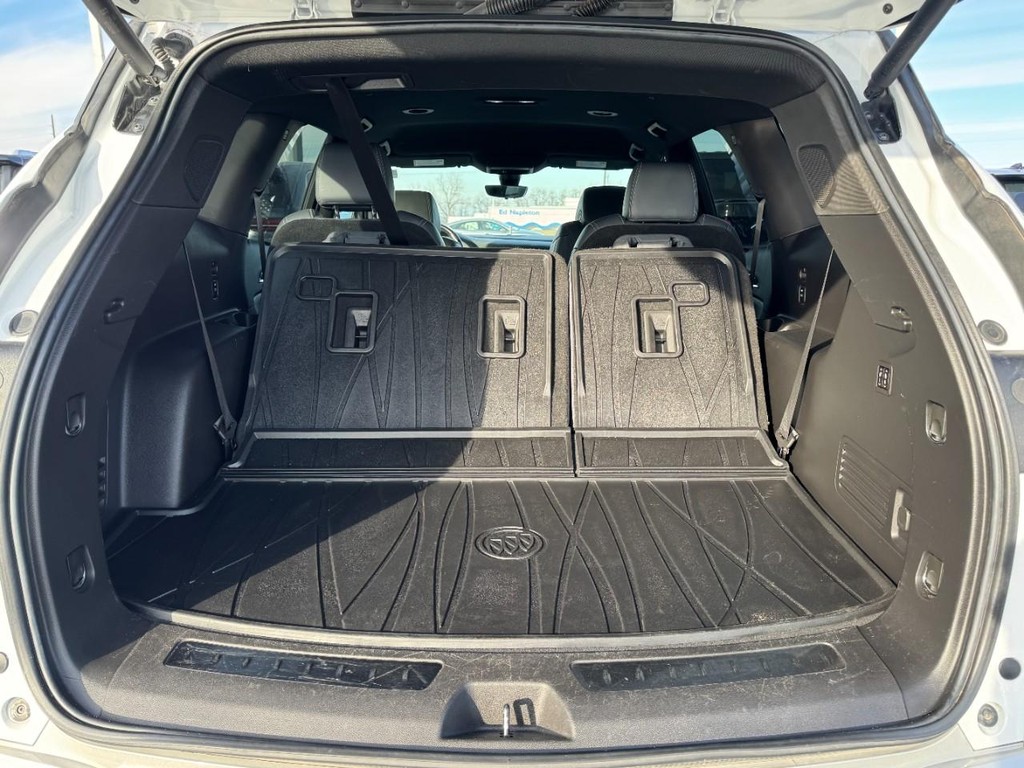 Buick Enclave Vehicle Full-screen Gallery Image 06