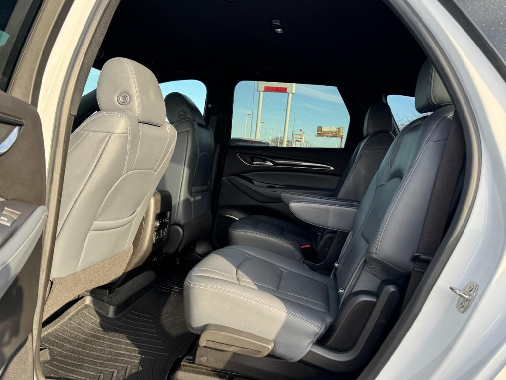 Buick Enclave Vehicle Full-screen Gallery Image 10