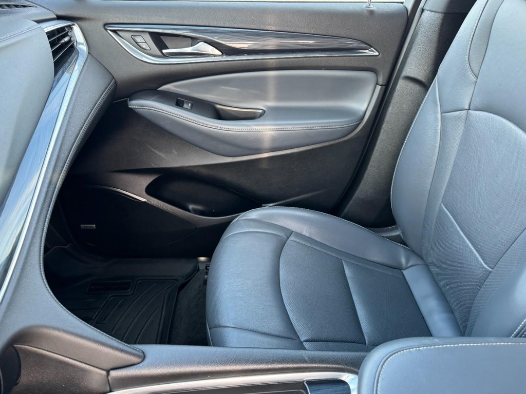 Buick Enclave Vehicle Full-screen Gallery Image 14