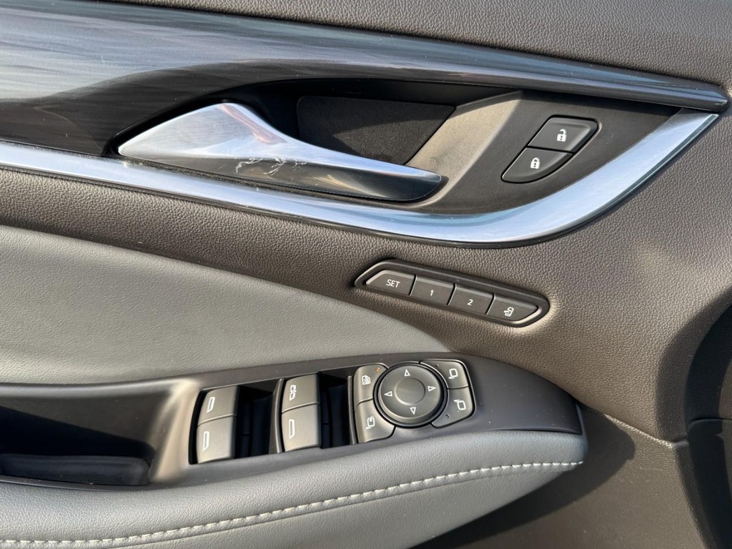 Buick Enclave Vehicle Full-screen Gallery Image 16