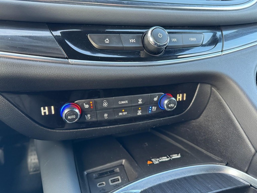 Buick Enclave Vehicle Full-screen Gallery Image 19