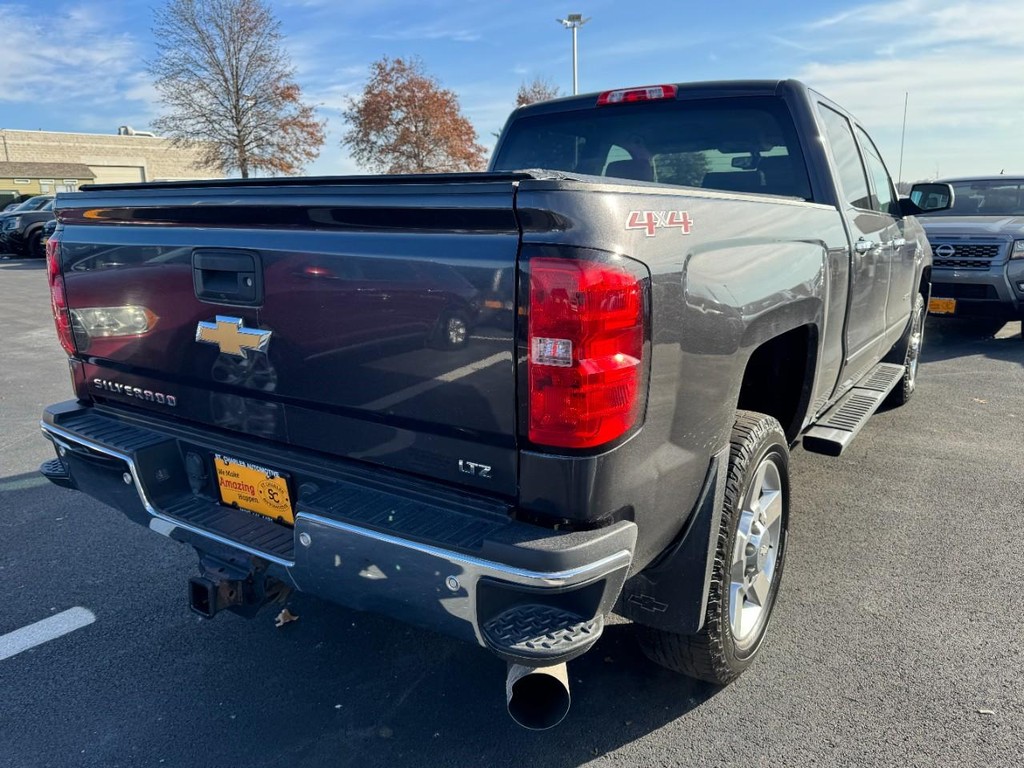 Chevrolet Silverado 2500HD Vehicle Full-screen Gallery Image 03