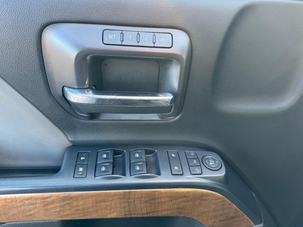 Chevrolet Silverado 2500HD Vehicle Full-screen Gallery Image 15