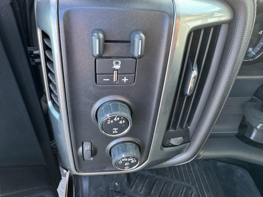 Chevrolet Silverado 2500HD Vehicle Full-screen Gallery Image 16