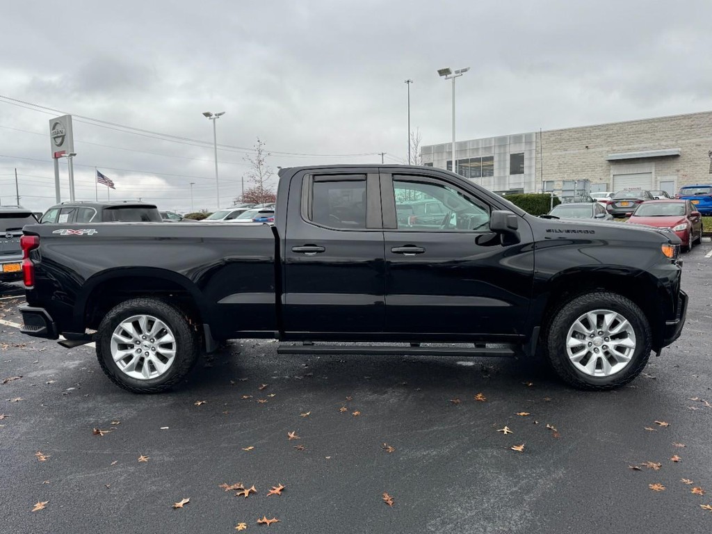 Chevrolet Silverado 1500 LTD Vehicle Full-screen Gallery Image 02