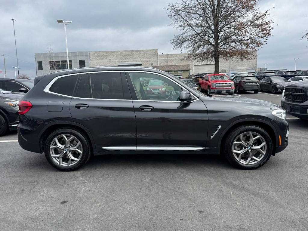 BMW X3 Vehicle Full-screen Gallery Image 02