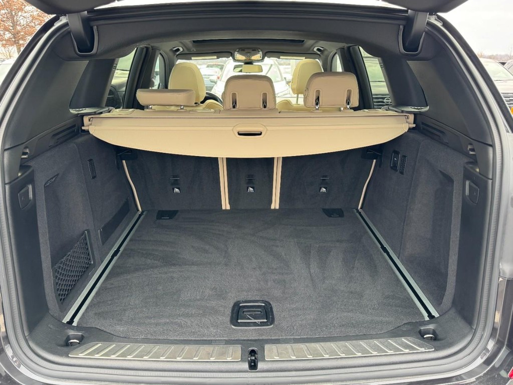 BMW X3 Vehicle Full-screen Gallery Image 06