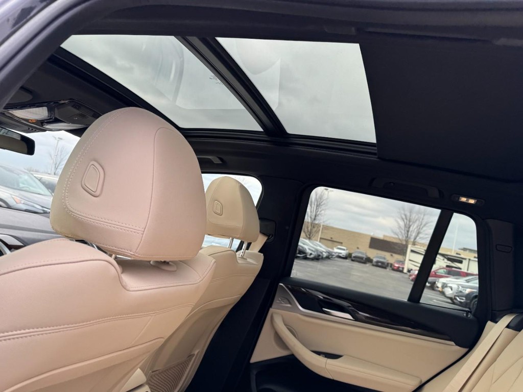 BMW X3 Vehicle Full-screen Gallery Image 11