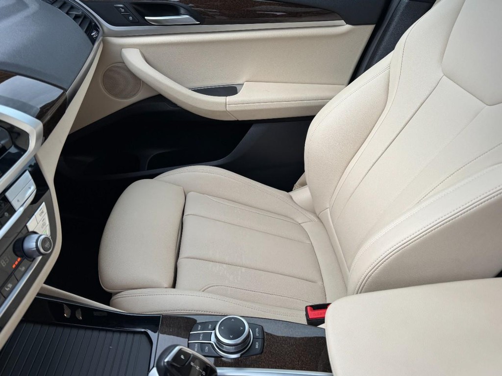 BMW X3 Vehicle Full-screen Gallery Image 14