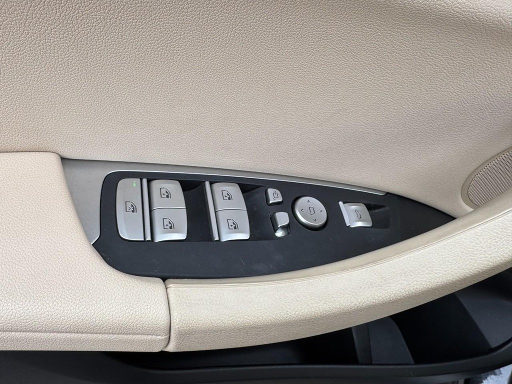 BMW X3 Vehicle Full-screen Gallery Image 16