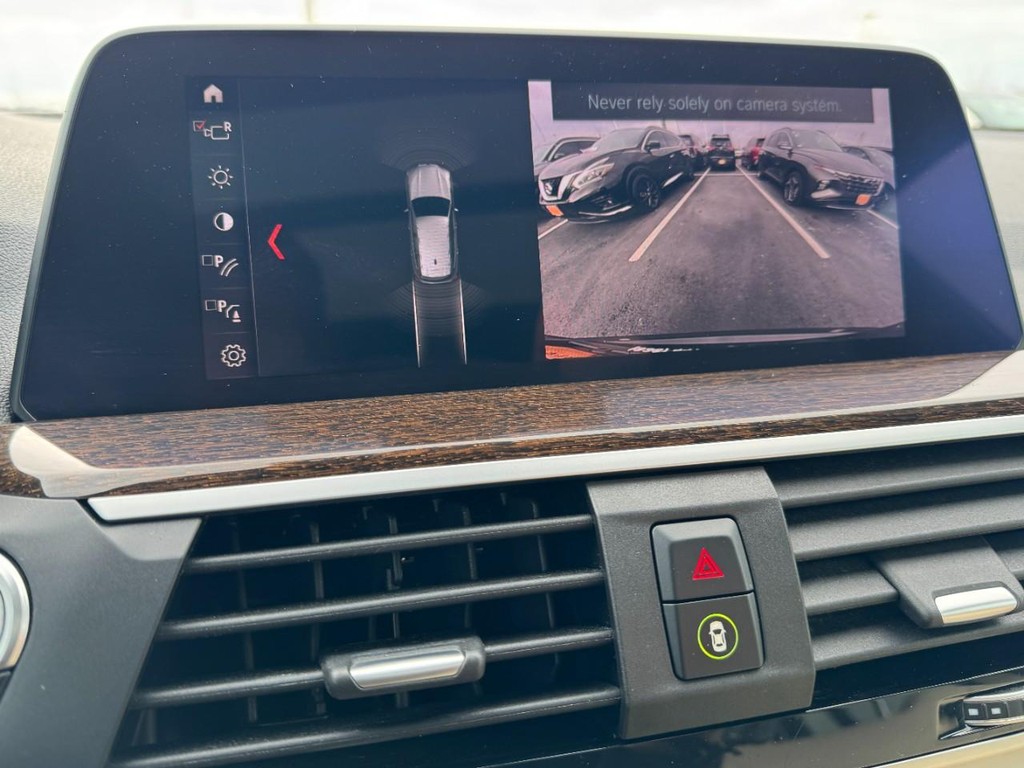 BMW X3 Vehicle Full-screen Gallery Image 23