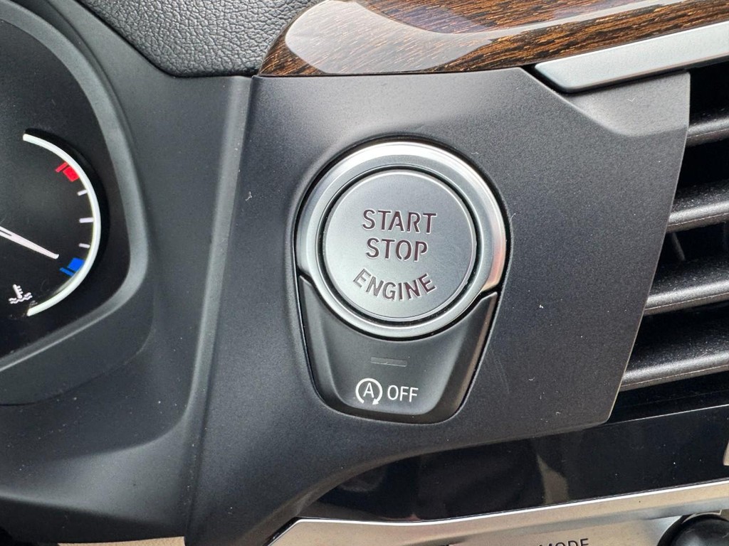 BMW X3 Vehicle Full-screen Gallery Image 24