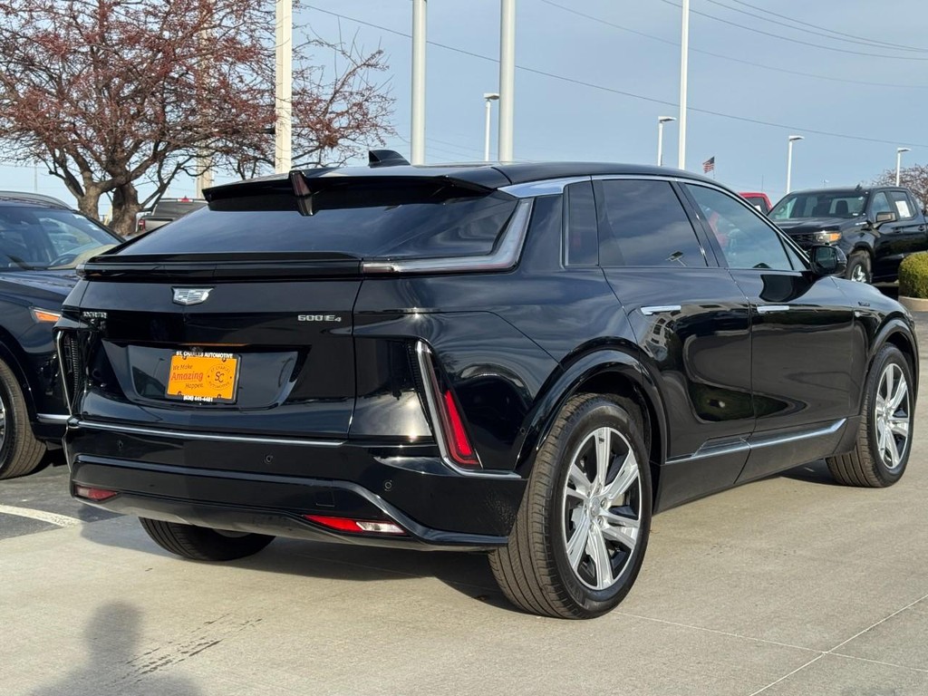 Cadillac LYRIQ Vehicle Full-screen Gallery Image 03