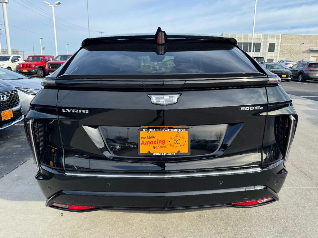 Cadillac LYRIQ Vehicle Full-screen Gallery Image 04