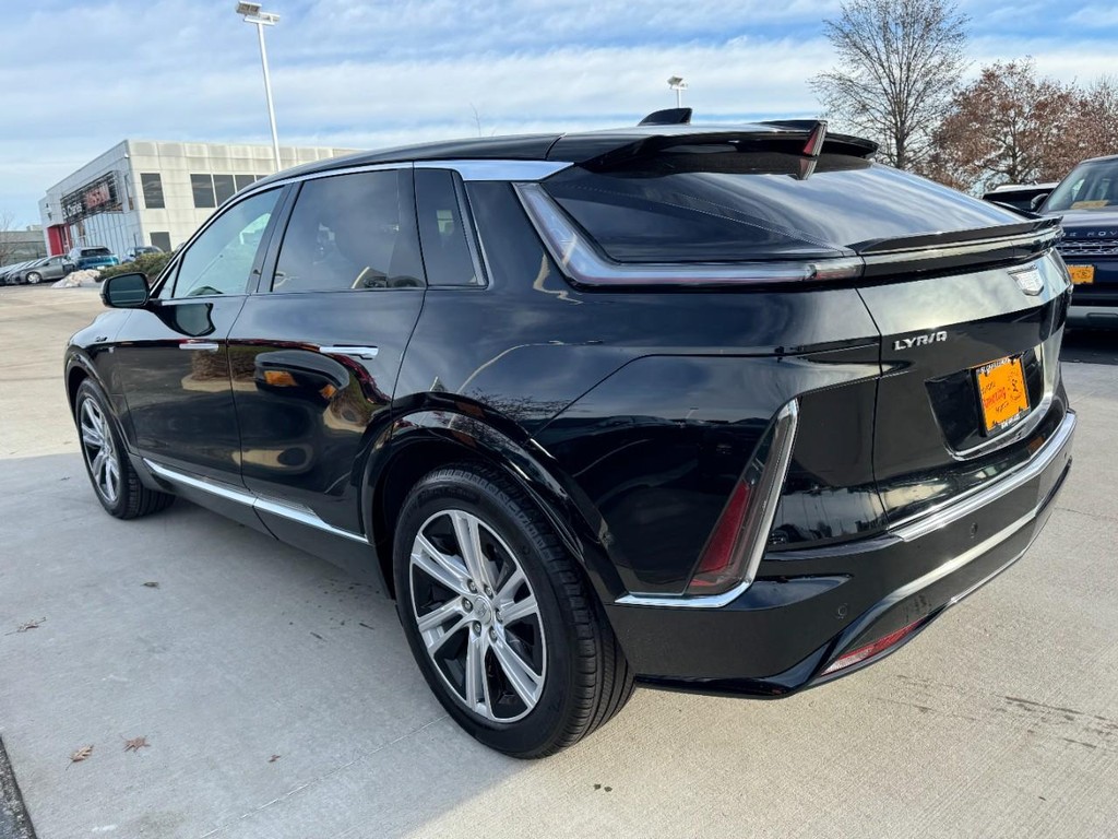 Cadillac LYRIQ Vehicle Full-screen Gallery Image 05