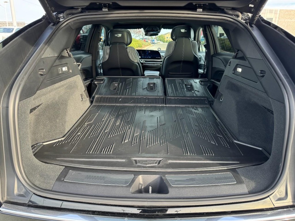 Cadillac LYRIQ Vehicle Full-screen Gallery Image 06