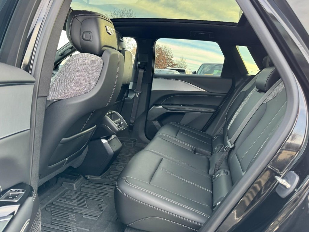 Cadillac LYRIQ Vehicle Full-screen Gallery Image 09