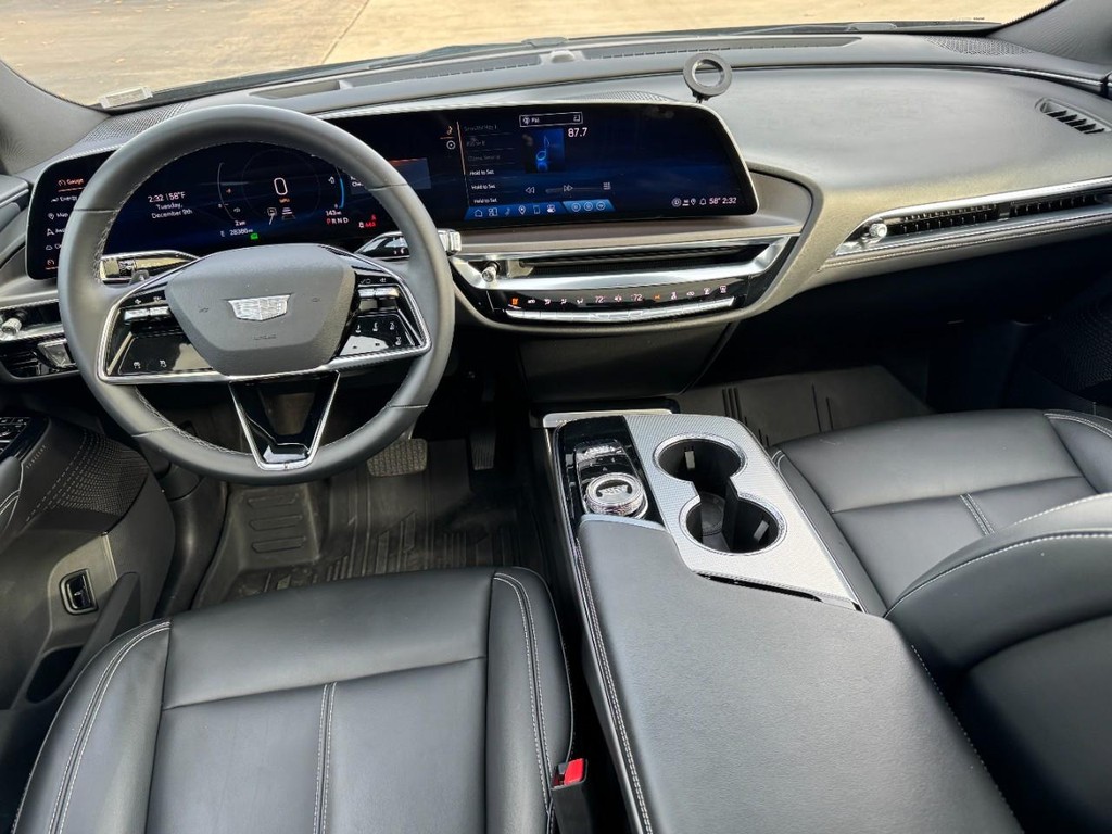 Cadillac LYRIQ Vehicle Full-screen Gallery Image 11