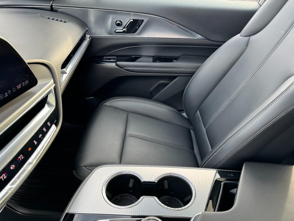 Cadillac LYRIQ Vehicle Full-screen Gallery Image 13