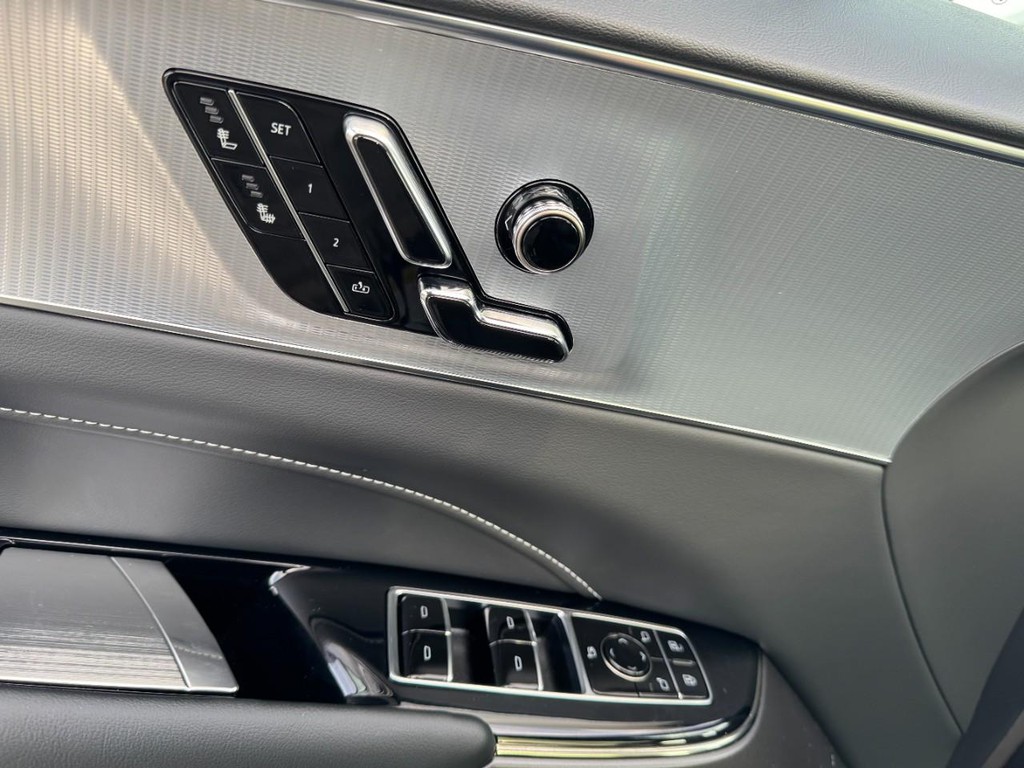 Cadillac LYRIQ Vehicle Full-screen Gallery Image 15