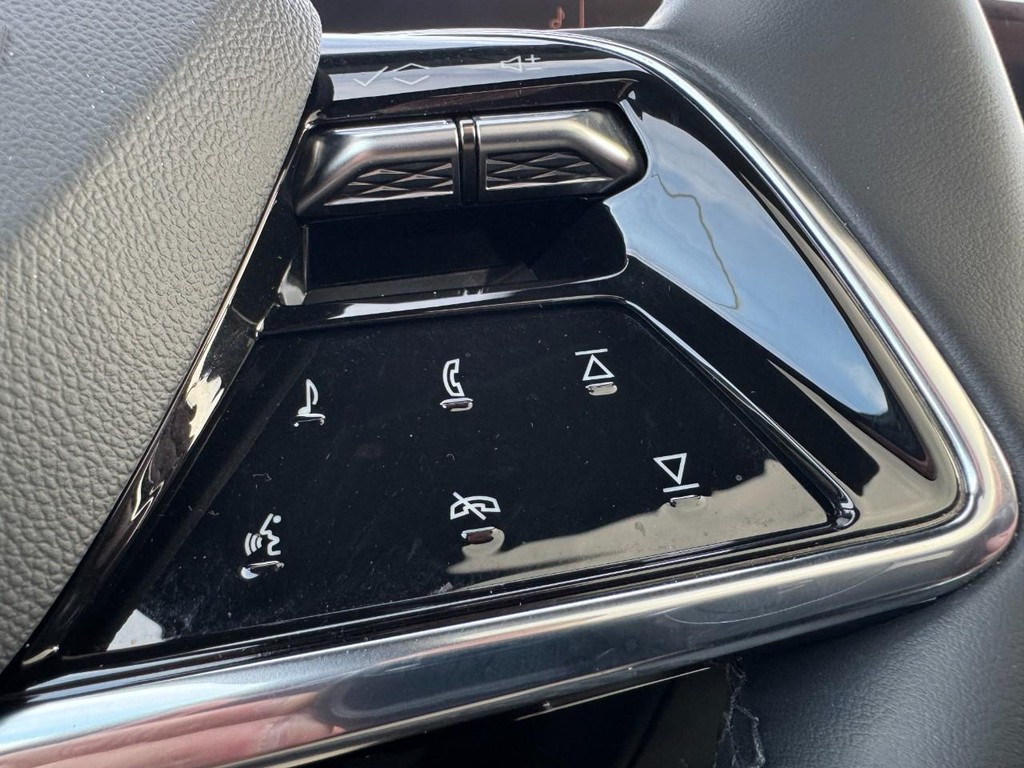 Cadillac LYRIQ Vehicle Full-screen Gallery Image 17