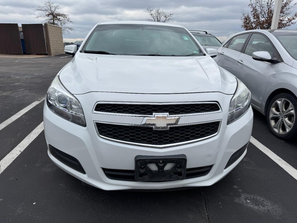 Chevrolet Malibu Vehicle Full-screen Gallery Image 02