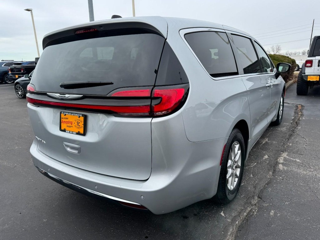 Chrysler Pacifica Vehicle Full-screen Gallery Image 03