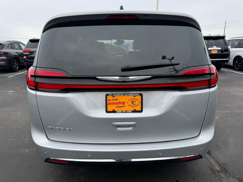 Chrysler Pacifica Vehicle Full-screen Gallery Image 04