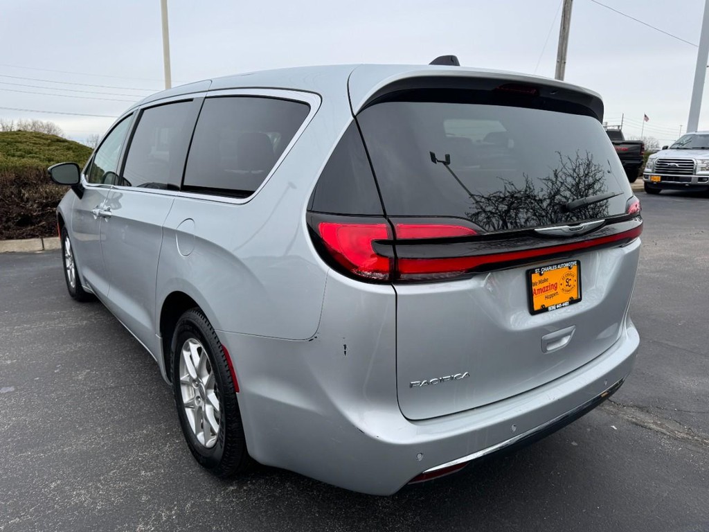 Chrysler Pacifica Vehicle Full-screen Gallery Image 05