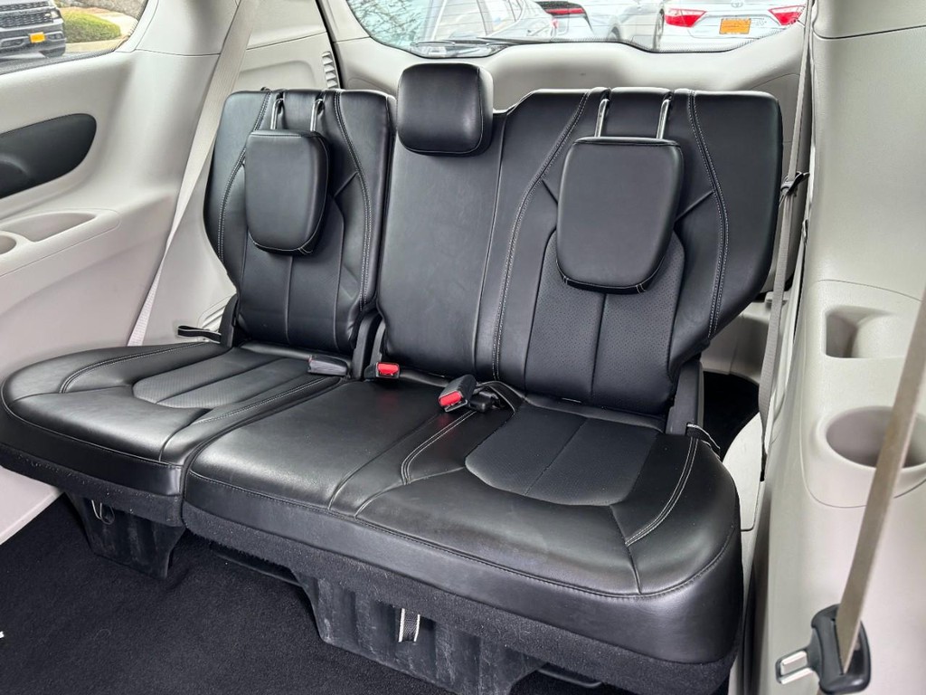 Chrysler Pacifica Vehicle Full-screen Gallery Image 11